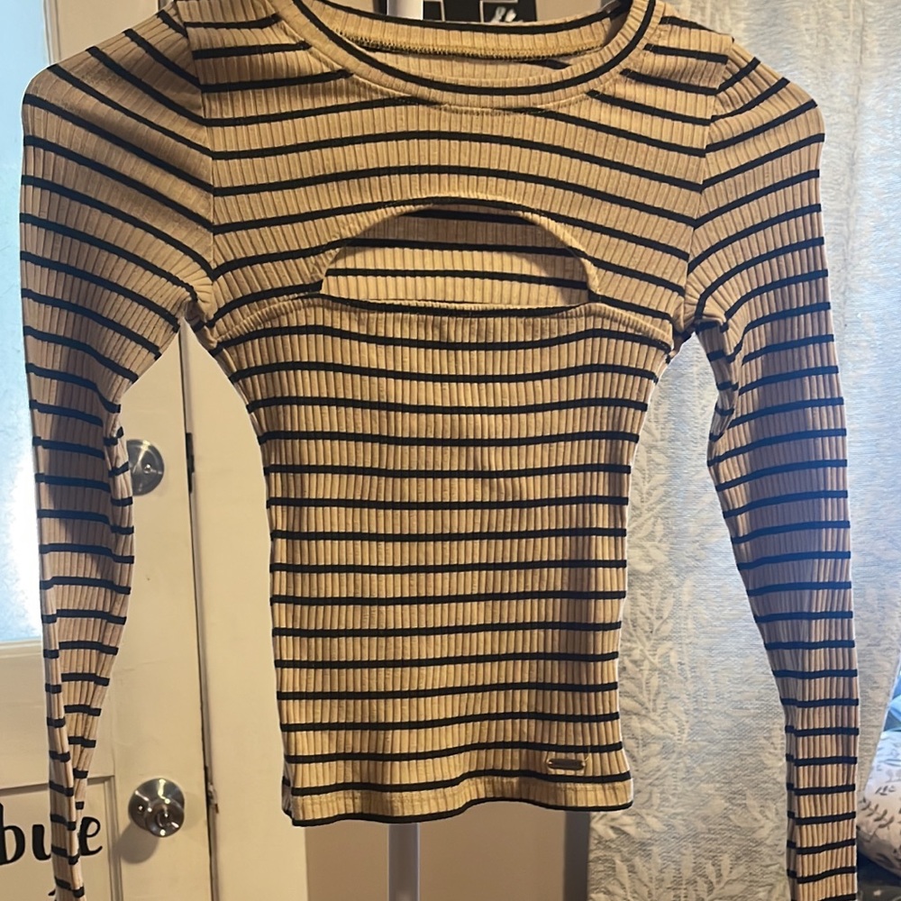 Keyhole long sleeve crop top